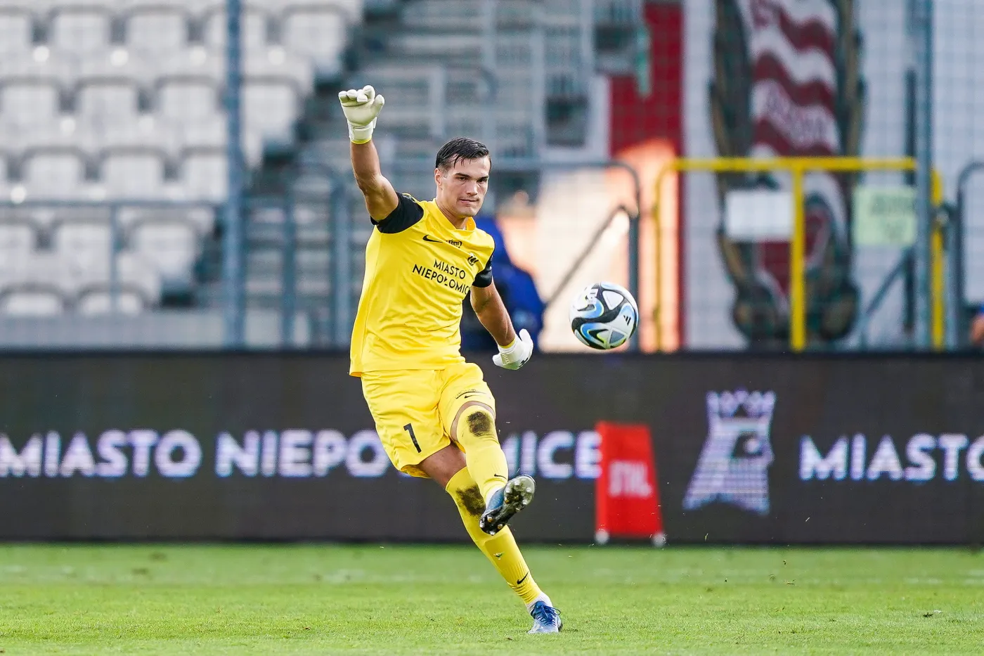 Trener Puszczy wspiera Kewina Komara. "Hejt, który się na niego wylewa, to jest coś nagannego"