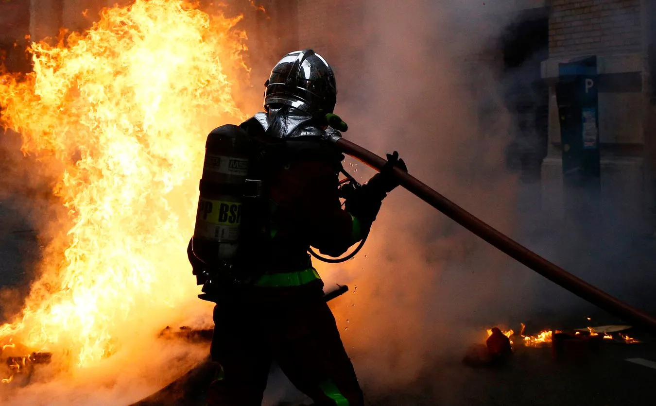 Kibice po porażce swoich piłkarzy podpalili stadion [WIDEO]