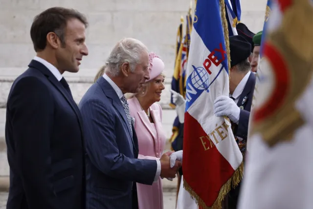 Powitanie z pompą. Tak król Karol III został przyjęty we Francji. NAGRANIE