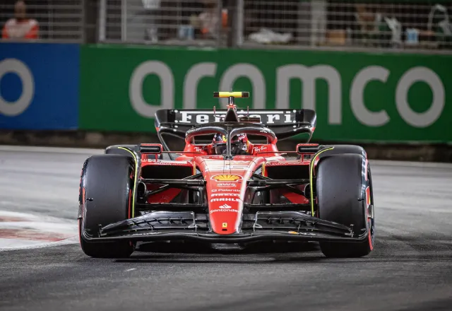 Carlos Sainz Jr. wygrał Grand Prix Singapuru. Max Verstappen na piątej pozycji