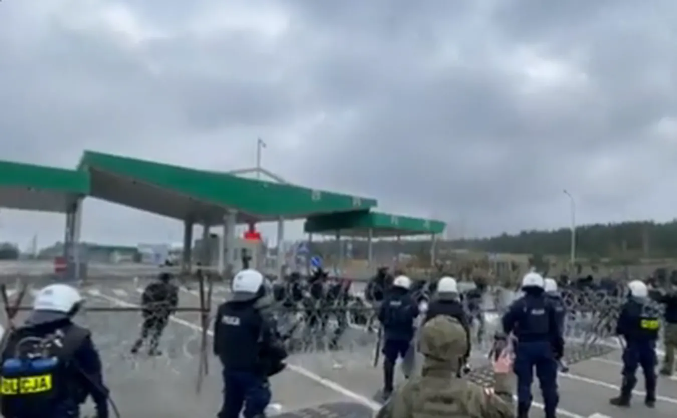 Migranci, granica, prz]ejście graniczne w Kuźnicy