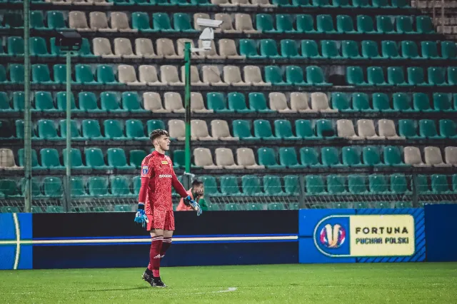 Bramkarz Górnika dwa razy wrzucił piłkę do swojej bramki. Pomógł Cracovii w awansie [WIDEO]