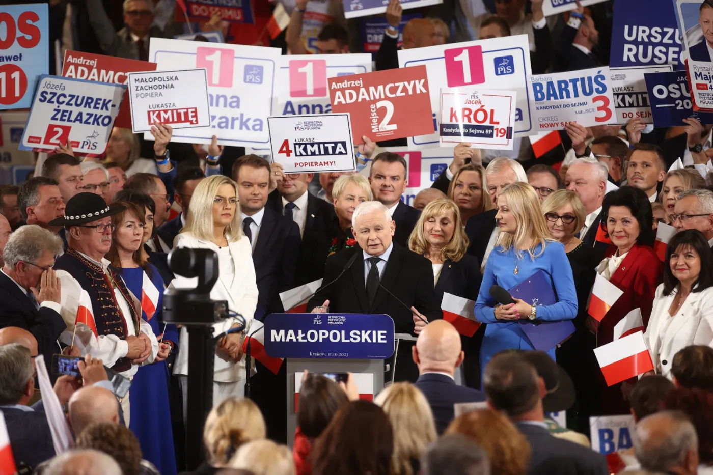 Wybory 2023. Jarosław Kaczyński w Krakowie przywitany przez protestujących