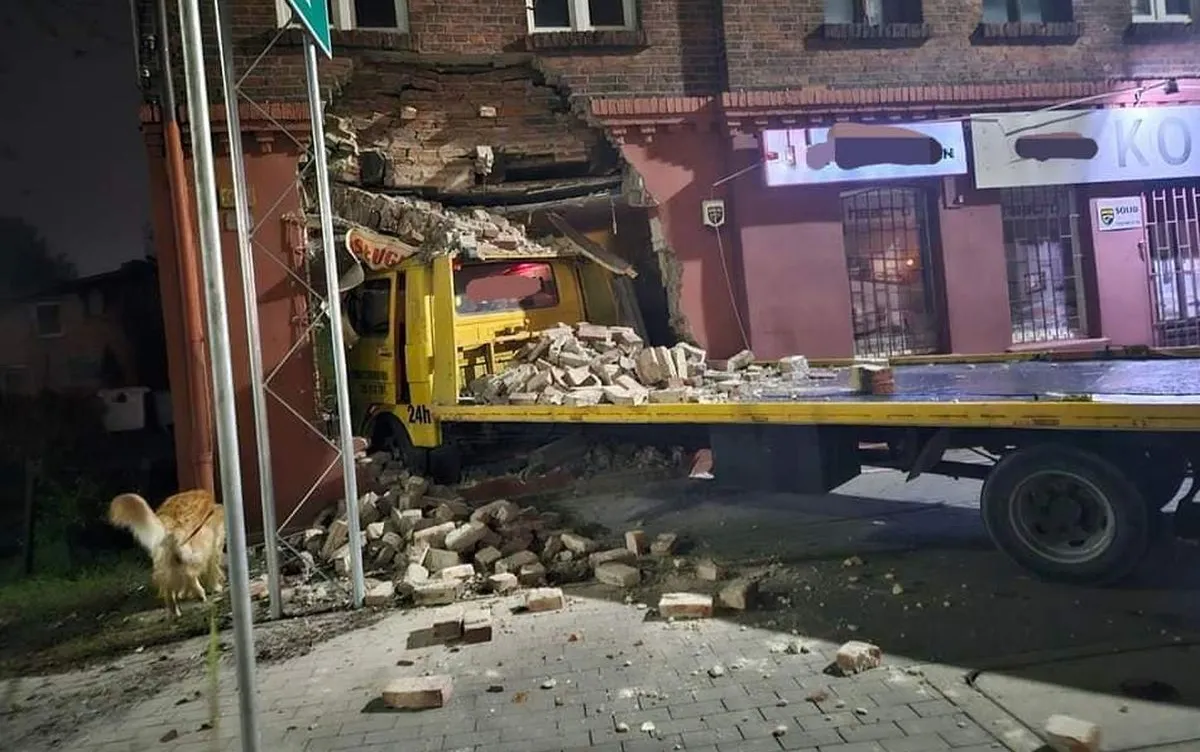 Toruń: laweta wjechała w zabytkowy budynek. Potężne uszkodzenia, czternaście osób ewakuowanych