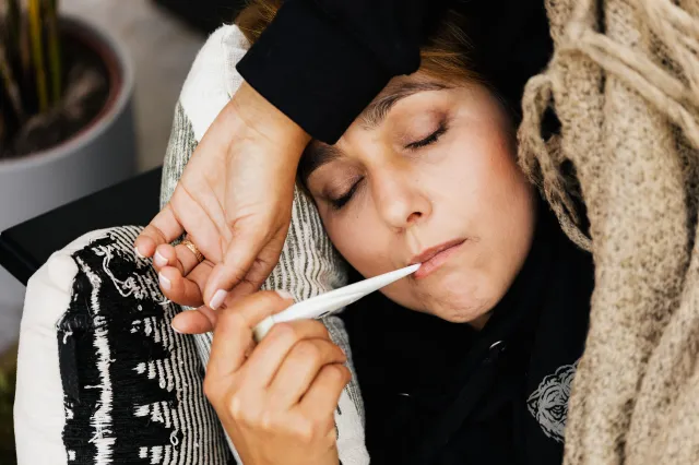 Czy czosnek, miód i cebula działają na przeziębienie? Co na to nauka? Sprawdziliśmy