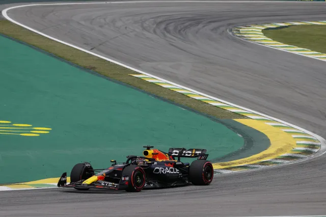 Verstappen na pierwszym okrążeniu wyprzedził Norrisa i wygrał sprint na Interlagos.
