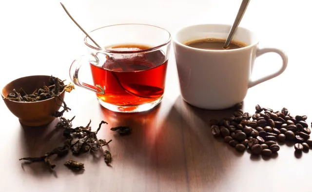 Jak mieszać kawę czy herbatę? Ekspertka od etykiety radzi