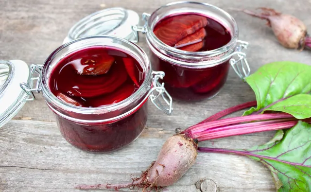 Czy już czas pomyśleć o zakwasie z buraków? Podpowiadamy, jak go przygotować [PORADY]