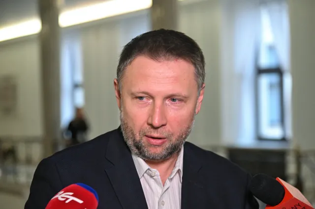 Poseł Kierwiński ostro. "Andrzej Duda będzie bronił bicia kobiet pałkami?"