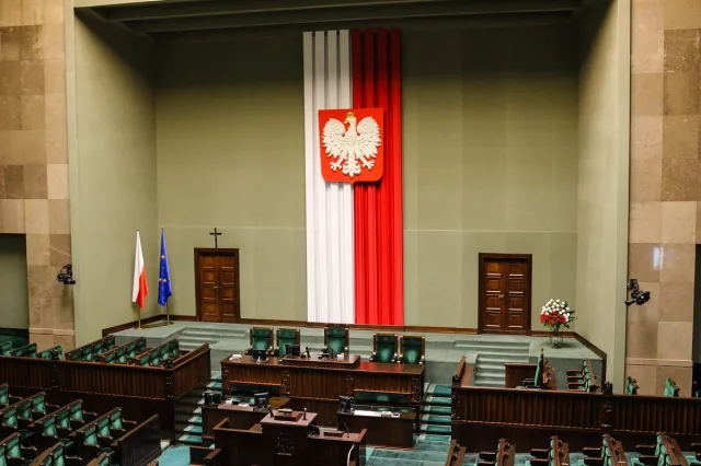 NOWY SONDAŻ. PiS, Trzecia Droga i KO tracą poparcie. Kto zyskuje?