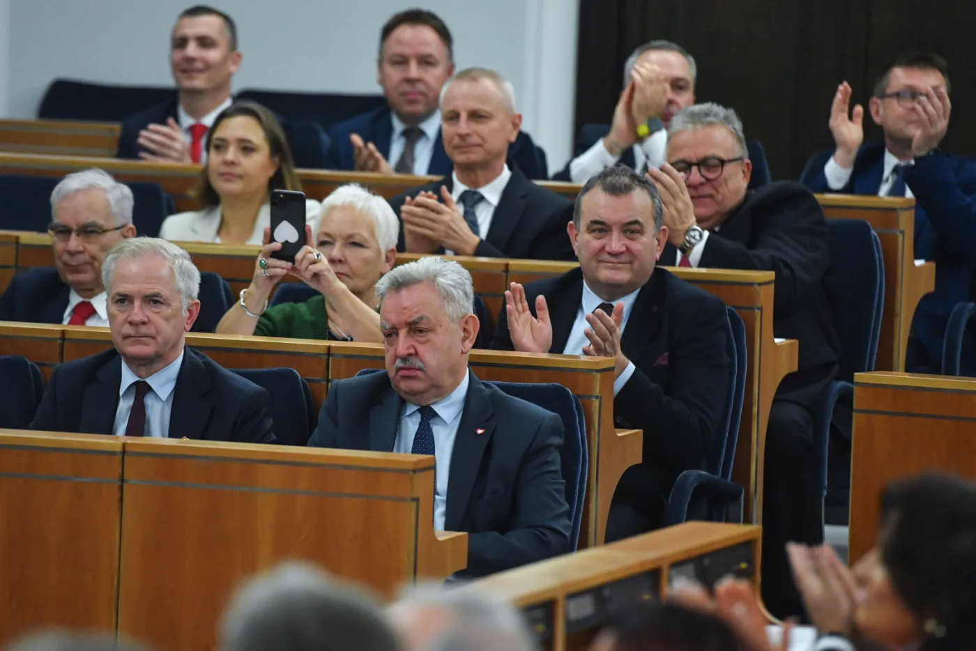 Senatorowie KO na sali obrad Senatu w Warszawie