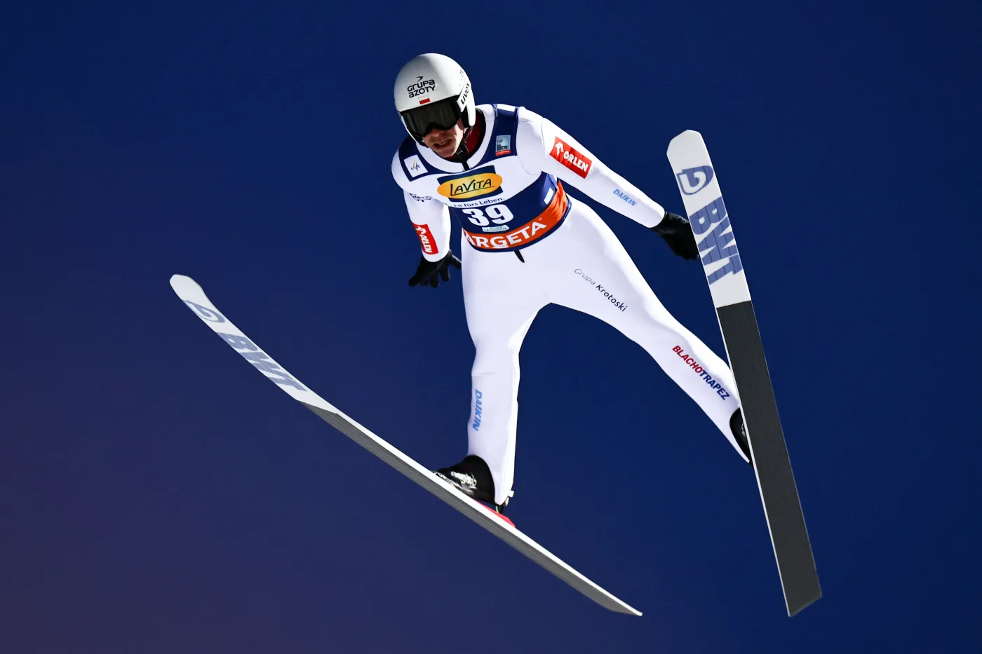 PŚ w skokach. Kot zdyskwalifikowany w Klingenthal. Polacy znów zawiedli