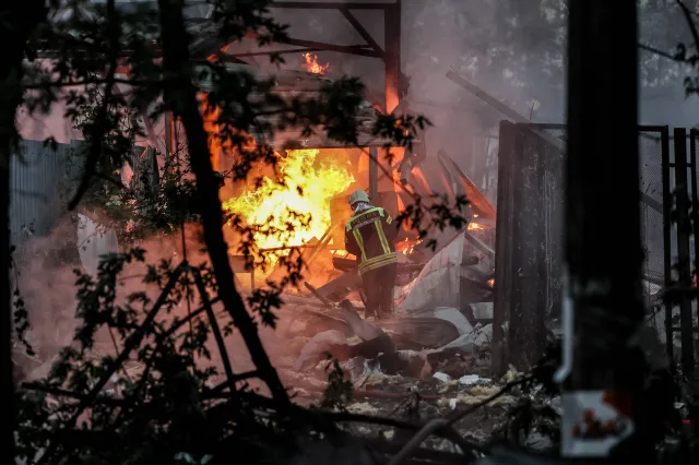 Zmasowany atak rakietowy na Kijów. Płoną domy i samochody
