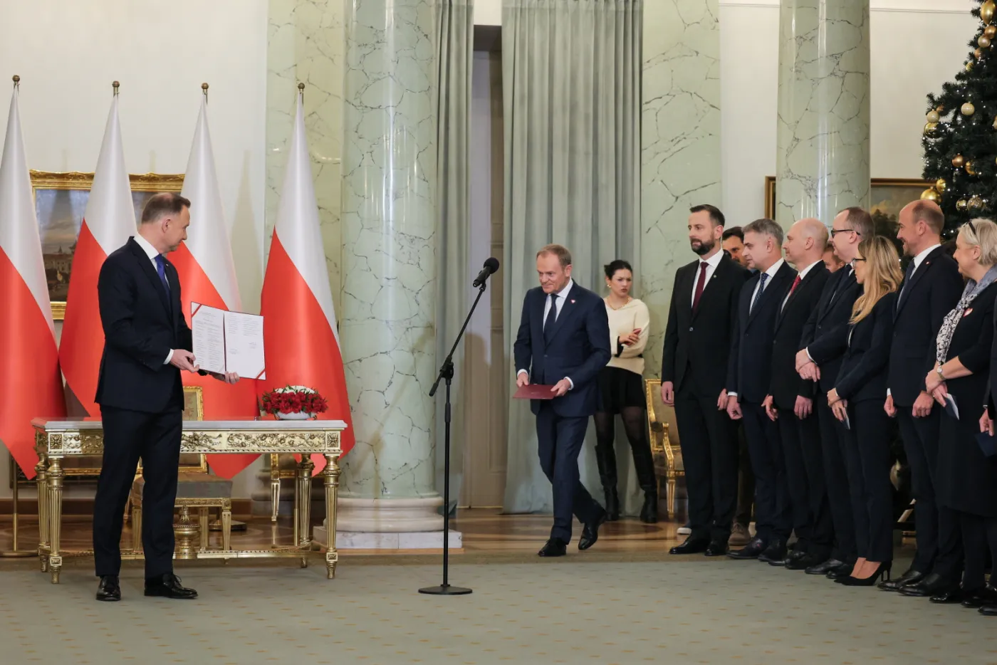 Rząd Donalda Tuska zaprzysiężony. Andrzej Duda gratuluje, premier mówi o konstytucji