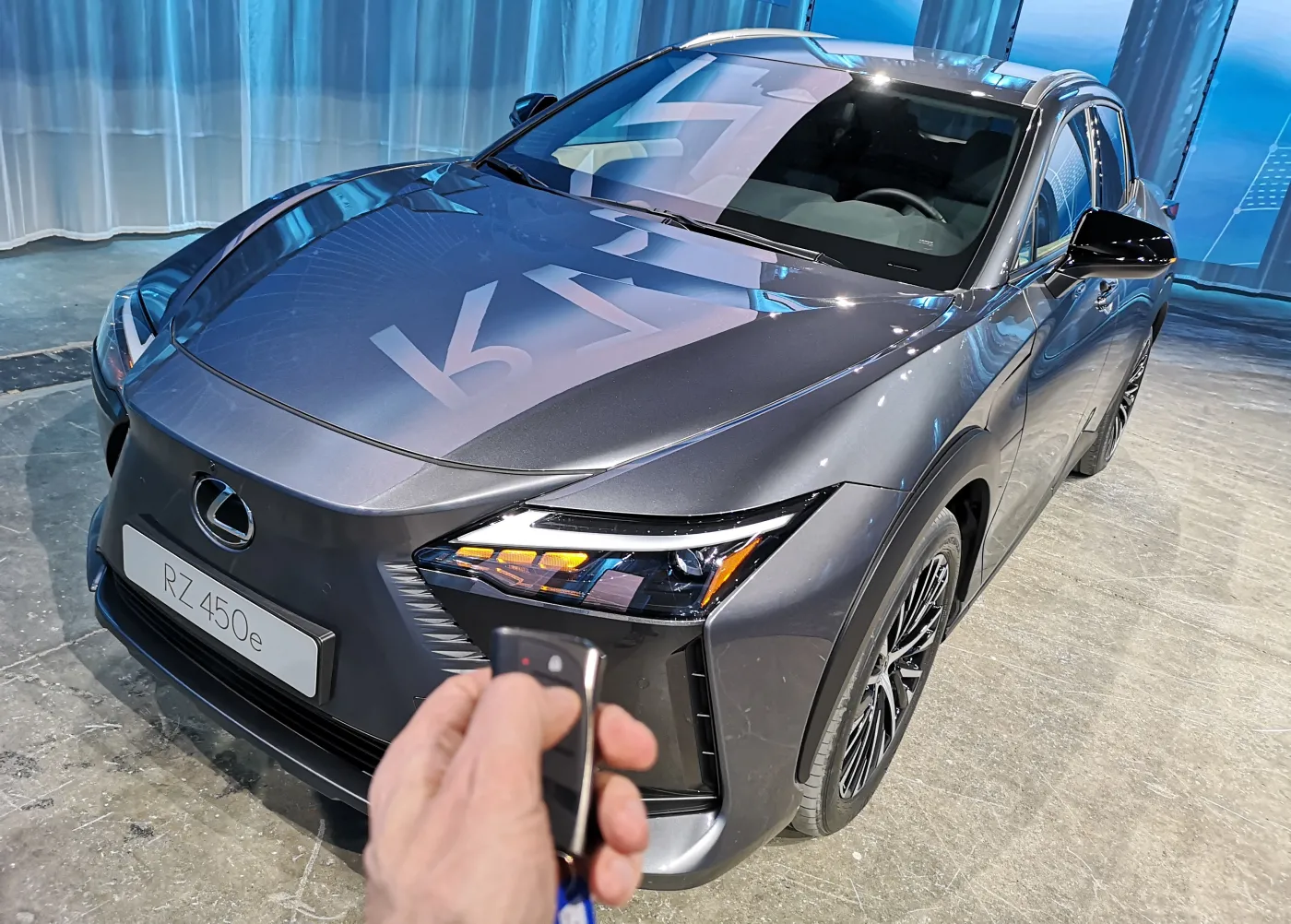 Lexus RZ 450e ujawniony, nie tylko wolant zamiast kierownicy zaskoczy na drodze