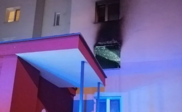 Stalowa Wola. Ofiara śmiertelna po pożarze w mieszkaniu. Ewakuowano 25 osób, w tym dzieci