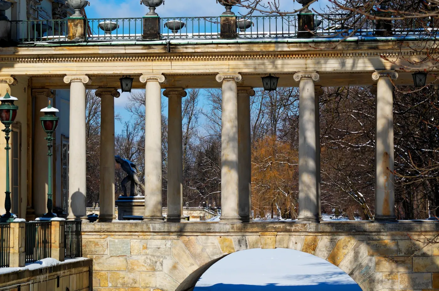 W stawie w Łazienkach wyłowiono ciało mężczyzny. "Nie stwierdzono obrażeń mechanicznych"