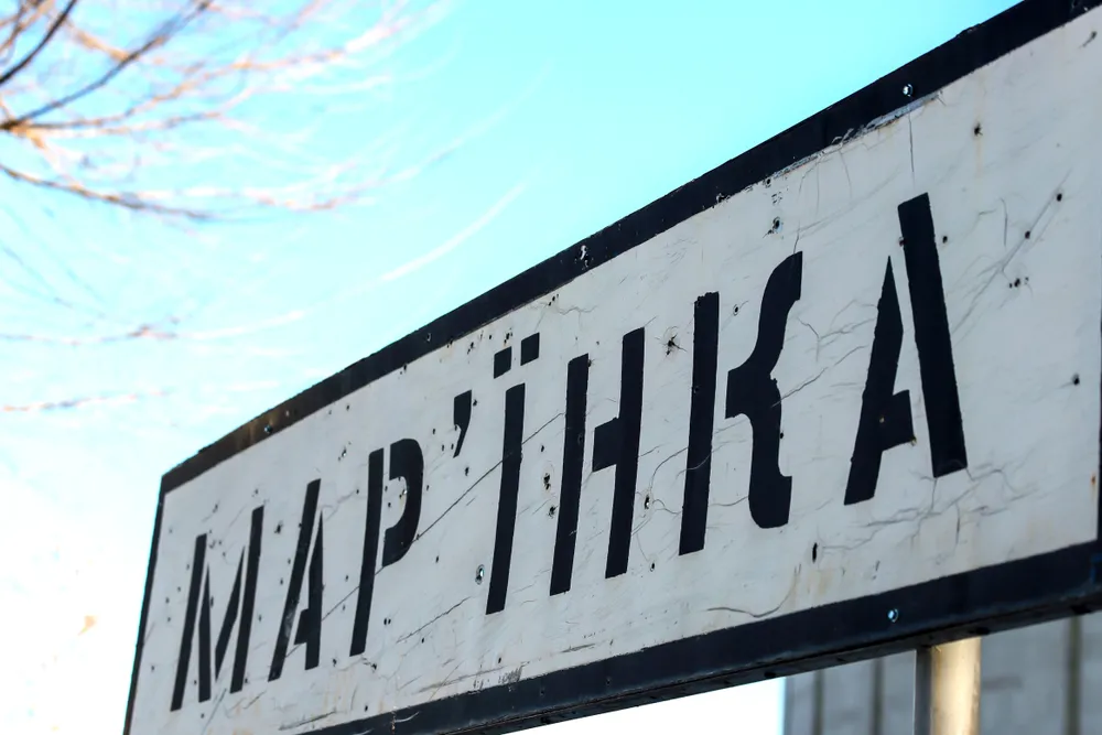Ostrzelana tablica przy wjeździe do Marjinki