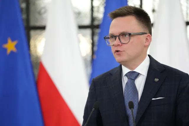 Hołownia coraz popularniejszy. "Spadnie ze szczytu"