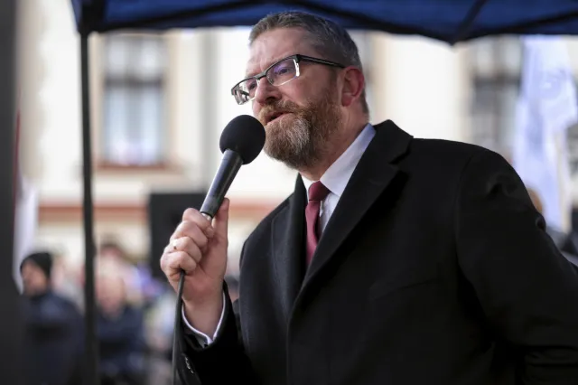 Braun zorganizował konferencję przed swoim biurem. Mówił o incydencie w Sejmie, rzucał oskarżenia