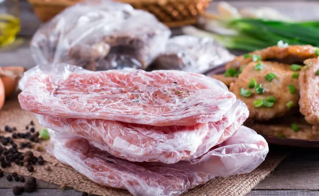 Jak szybko rozmrozić mięso? A kiedy tego nie robić? Proste i bezpieczne metody