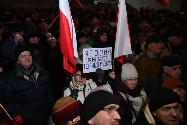 Manifestacja w obronie TVP. Niezawodni internauci mają swoje zdanie nt. "wolnych mediów" [MEMY]