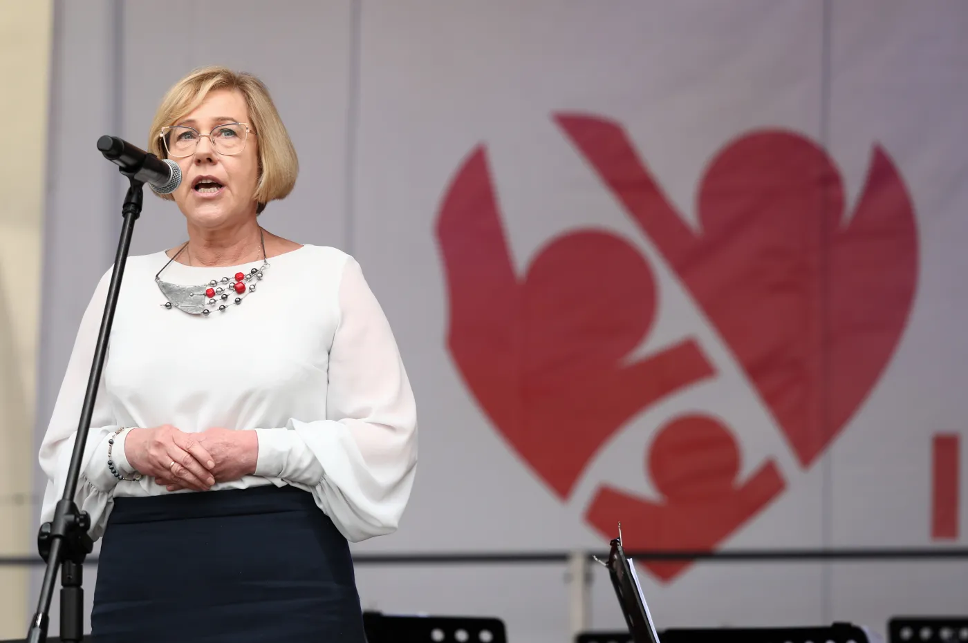 Szczepienia nazywała "eksperymentem", a tęczową flagę "złem". Tymi wypowiedziami szokowała Nowak