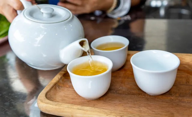 Picie herbaty opóźnia starzenie. Naukowcy wskazali, ile filiżanek dziennie trzeba pić