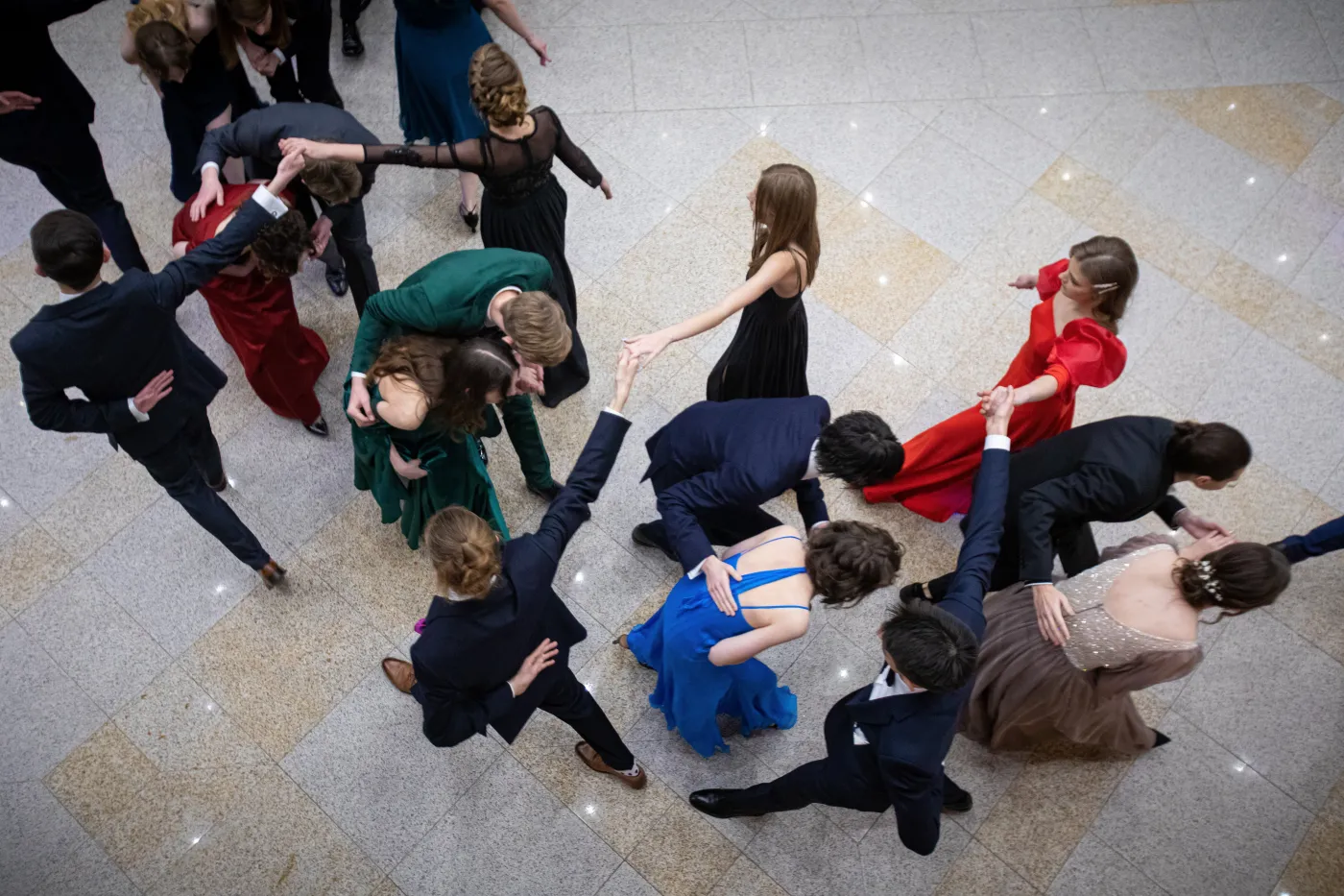 Za wysokie ceny studniówki 2024? Recepta: Zaprośmy mniej nauczycieli