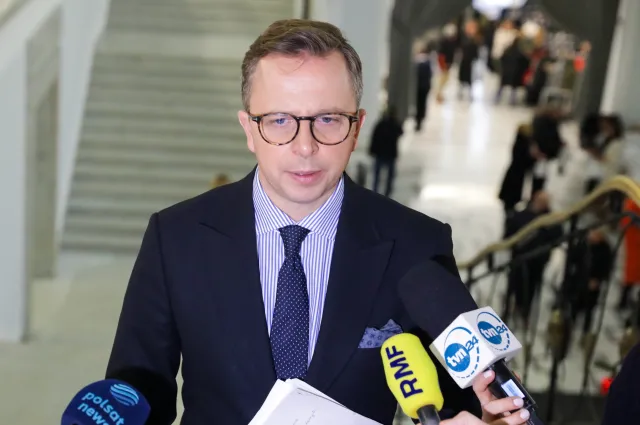 Joński ujawnia ogromne zarobki prawej ręki Kurskiego w TVP. "3 mln w 3 lata"