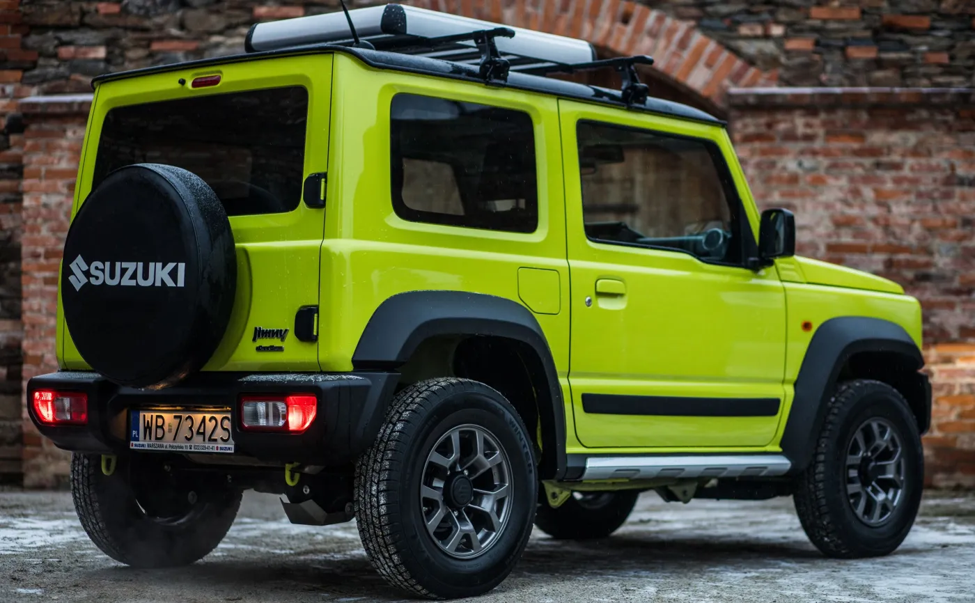 12144134-suzuki-jimny.jpg