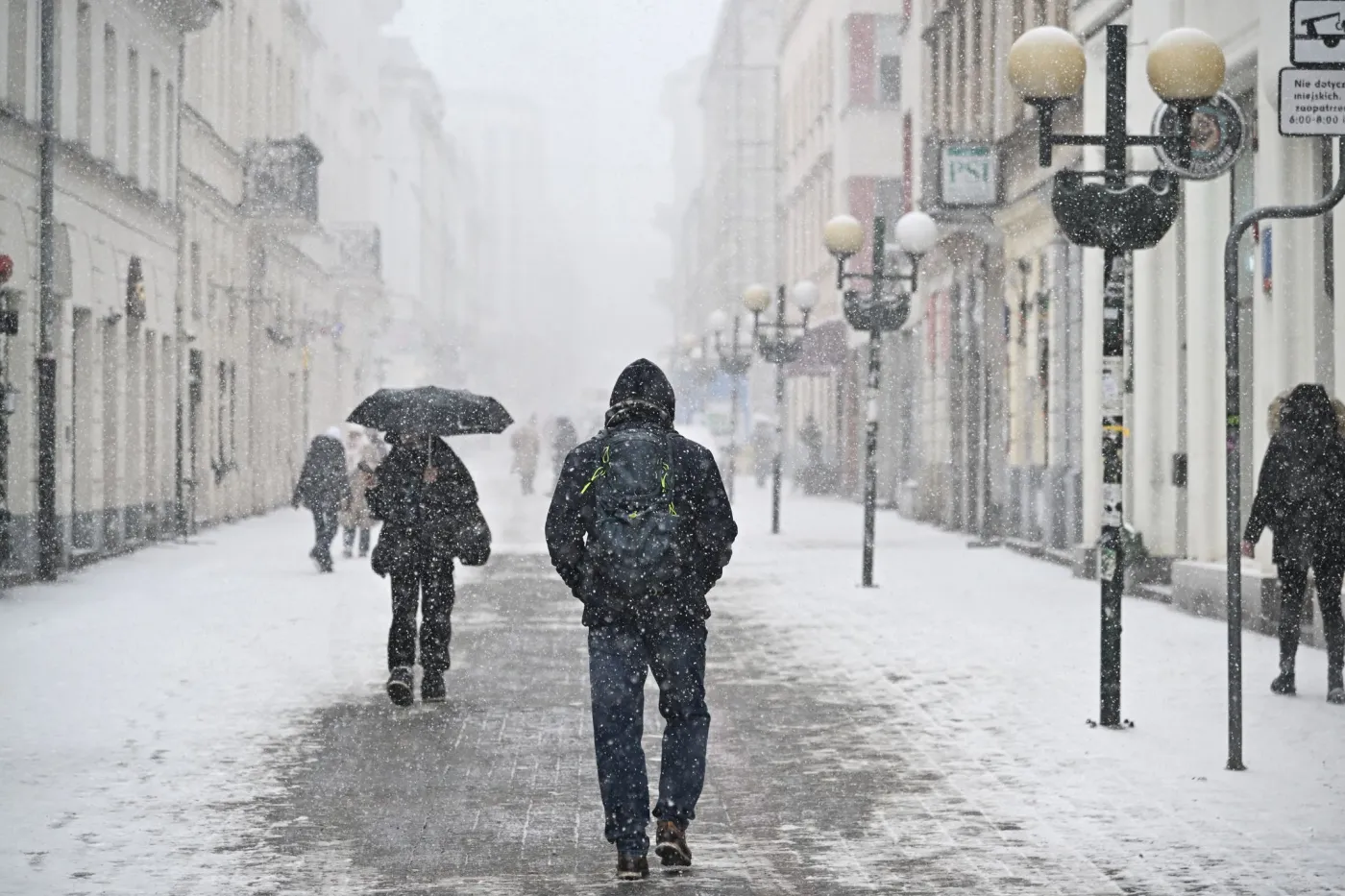 Śnieg i silny wiatr. Prognoza pogody na niedzielę
