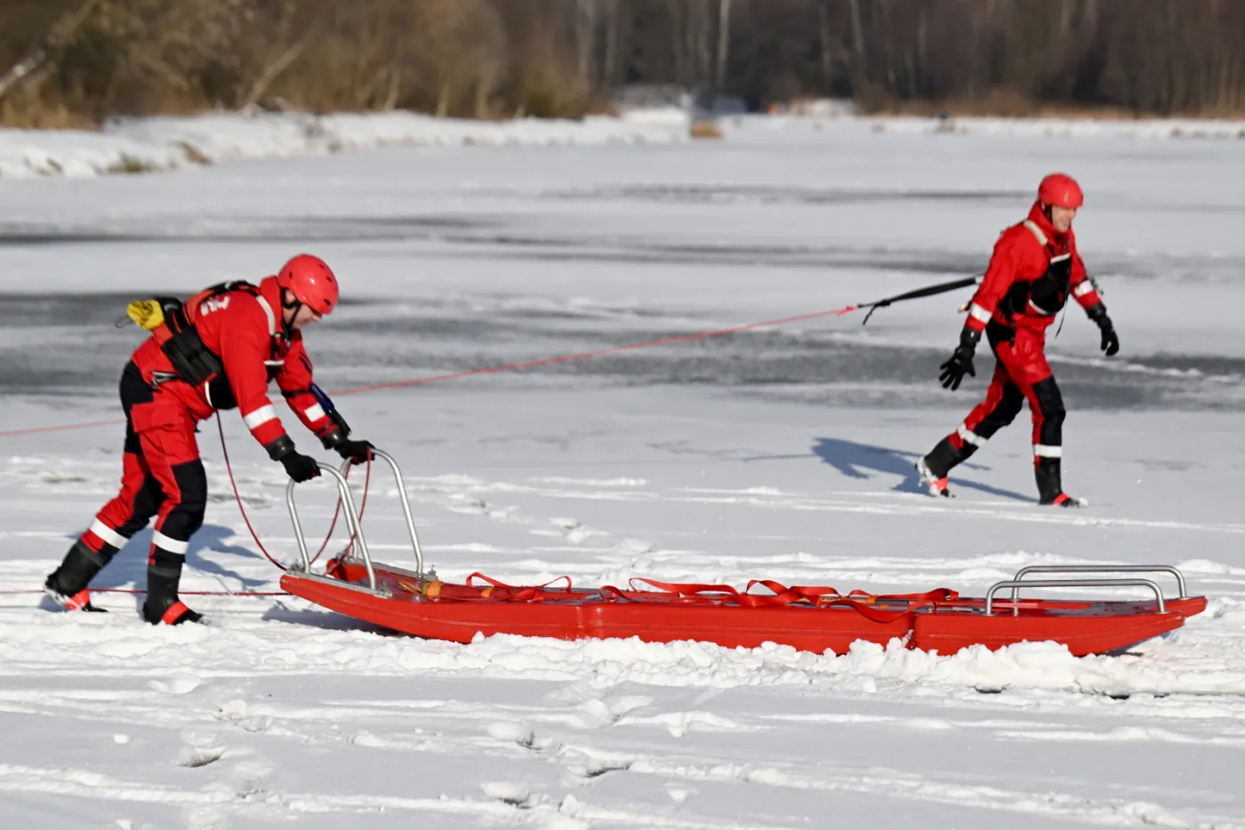 Ujście. Zerwała się kra, dryfowali na niej czterej wędkarze. Są już na lądzie