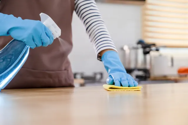 Jak wyczyścić drewniane meble kuchenne? Te domowe sposoby sprawdzą się idealnie