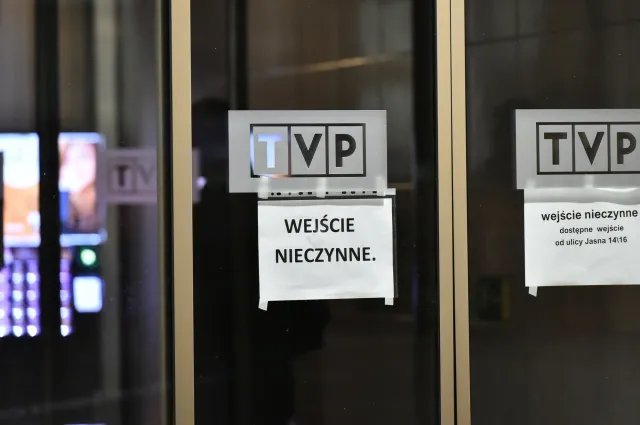 Siedziba TVP na placu Powstańców zamknięta do odwołania. Posłowie PiS już nie wejdą