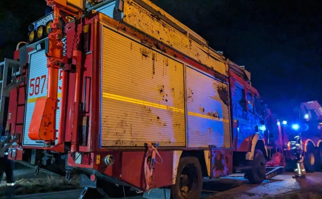 Wóz strażacki przewrócił się na bok. Policja poszukuje kierowcy bmw