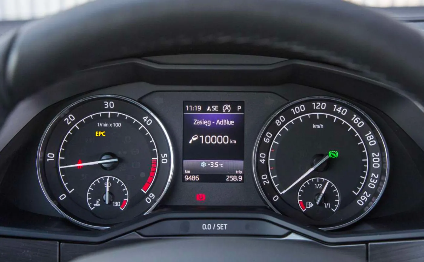 Jakie jest znaczenie tajemniczej kontrolki? Występuje tylko w niektórych autach