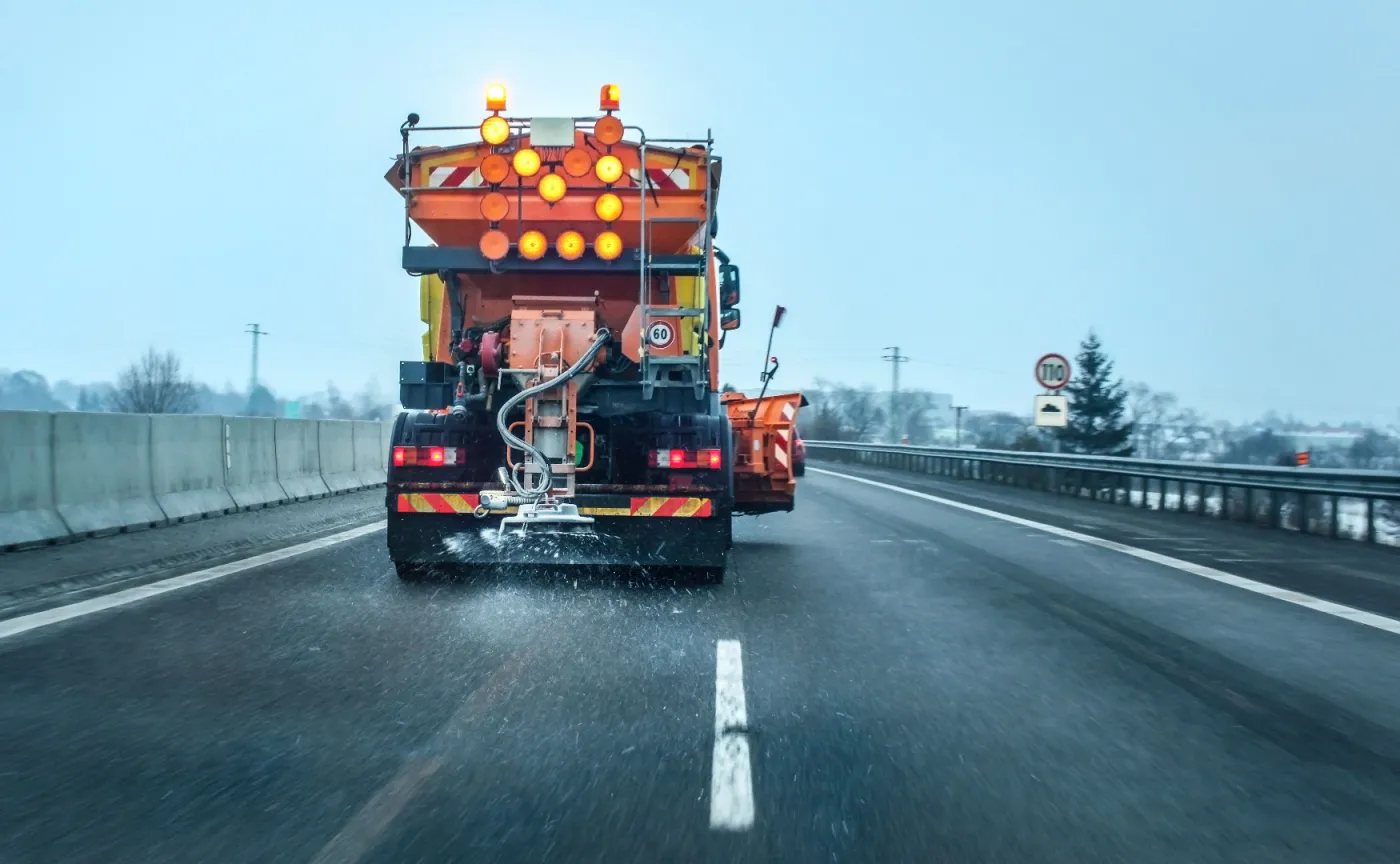Kierowca uciekał kradzioną pługopiaskarką. Był pijany