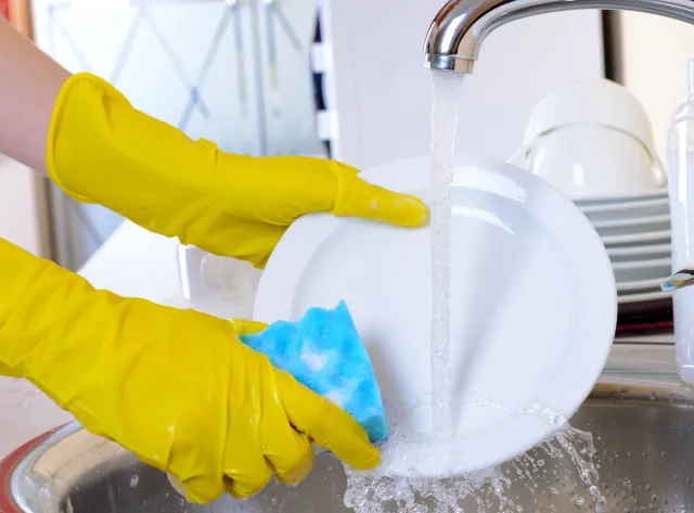 Codziennie jej używasz. Jak często należy wymieniać gąbkę do naczyń?