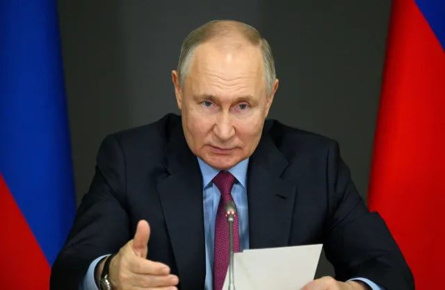 Wojskowi i piloci nagrodzeni przez Putina. "Wkład w przejęcie strategicznego miasta"