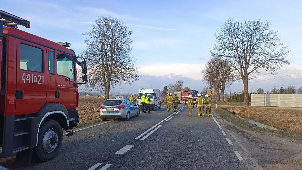 Lód spadający z ciężarówki ranił kierowcę busa. Ma obrażenia twarzy