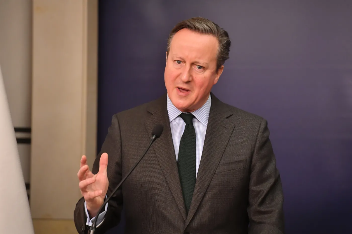 "Jeden za wszystkich, wszyscy za jednego"? Cameron: Artykuł 5. w pełni nas obowiązuje