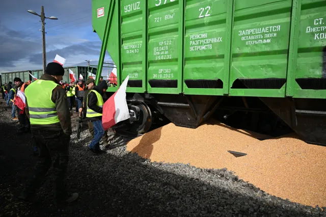 Protest rolników zaostrza się. Ukraińskie zboże wylądowało na torach w Medyce