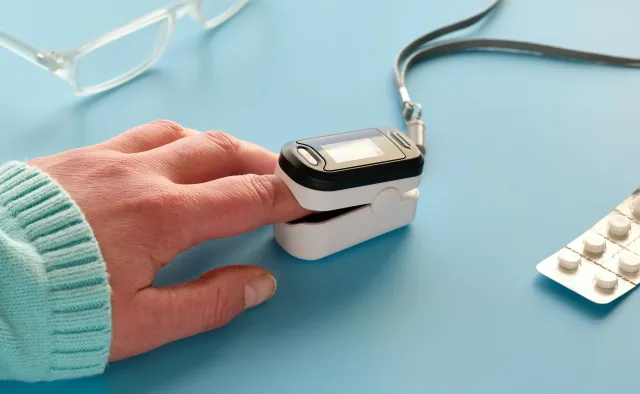 Trzeba mieć suche ręce i niepomalowane paznokcie. Jak badać się pulsoksymetrem?