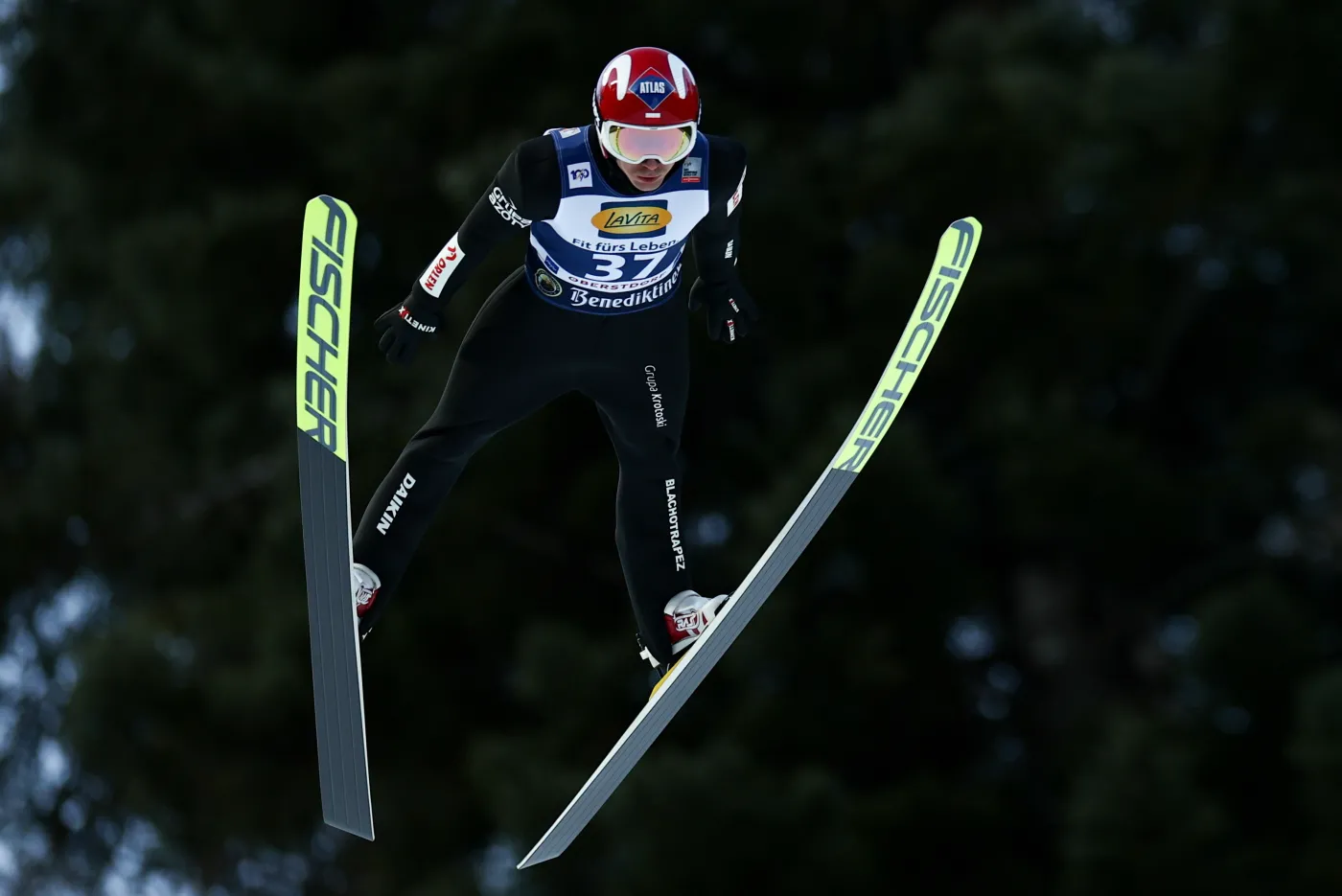 PŚ w skokach. Kamil Stoch 11. w Oberstdorfie, wygrał Stefan Kraft