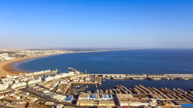 Ferie pod palmami czy w śniegu? Co wolą Polacy? Te kierunki robią furorę