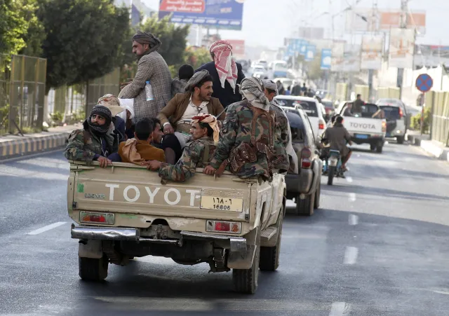 Zmasowany atak Huti na statki i okręty powstrzymany. "Bezpośrednie zagrożenie"