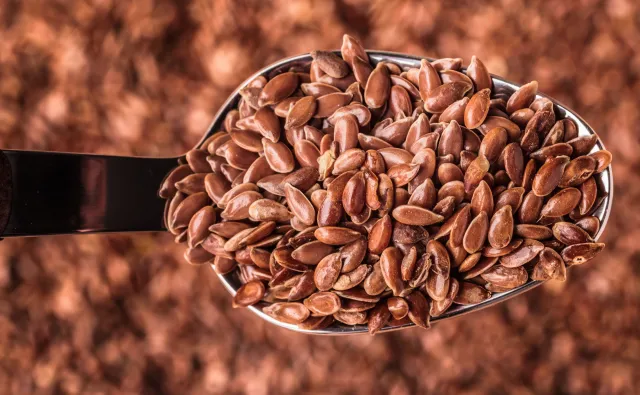 Pij siemię lniane o tej porze, a przyniesie najlepsze efekty. Boczki zaczną znikać