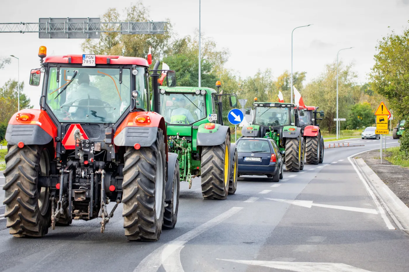 600 rolniczych blokad. Zablokowane autostrady A1, A2, A4, drogi S7, S8, S67, S19. Blokada Kielc. Mapa protestów ONLINE. Objazdy