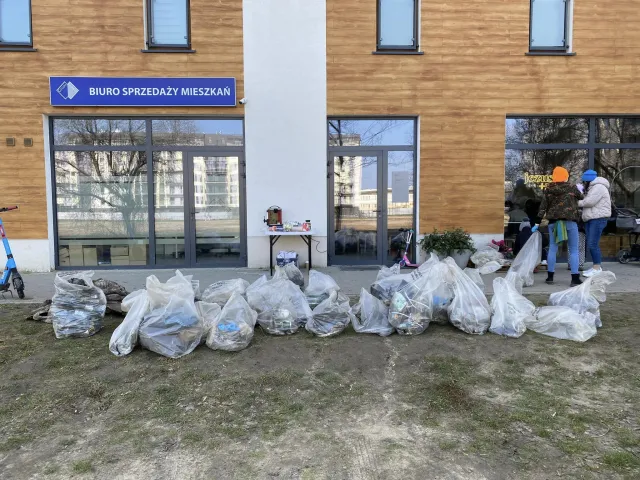 Mieli dość milczenia biskupów o ekologii. Wzięli worki i posprzątali osiedle